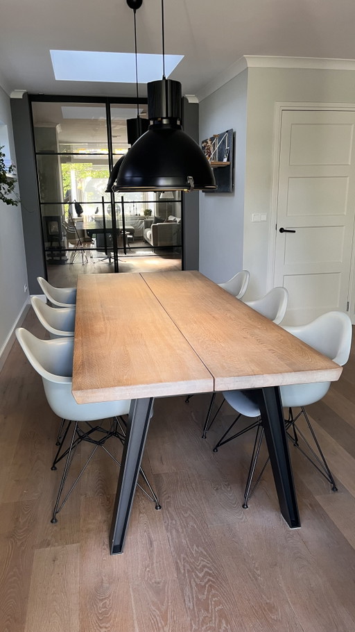 QlivTable 240 x 100 plus 6 Vitra Eames DAR