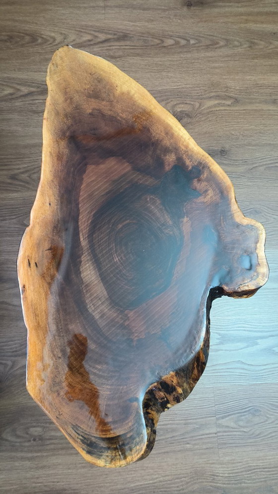 Image 1 of Table basse en noyer massif à bords naturels – Finition résine époxy transparente