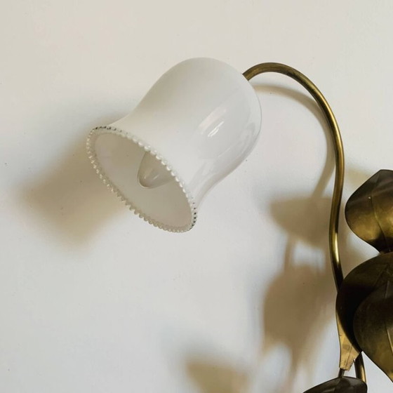 Image 1 of Aplique de pared floral con 2 luces en latón y cristal opalino, – años 50/60