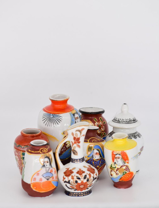 Image 1 of Collezione di 8 vasi in miniatura in porcellana Dragon Satsuma
