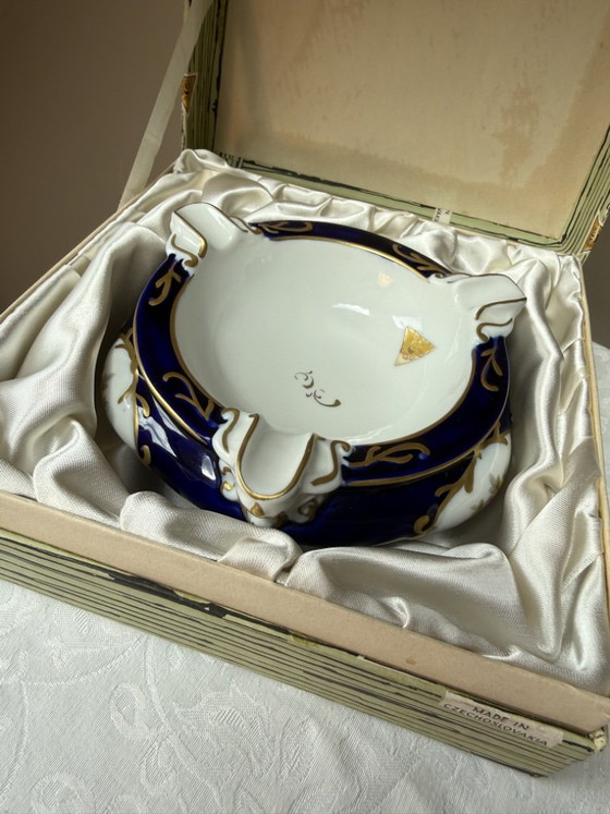 Cendrier Royal Dux en porcelaine or cobalt, boîte d'origine – Accessoires de table (photo 12 of 12)
