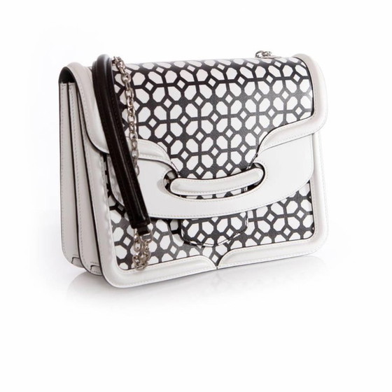 Image 1 of Borsa a tracolla Alexander McQueen, modello Heroine, in bianco e nero.