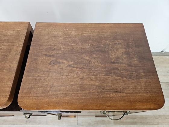 Image 1 of Art Deco nachtkastjes in walnoothout en messing.