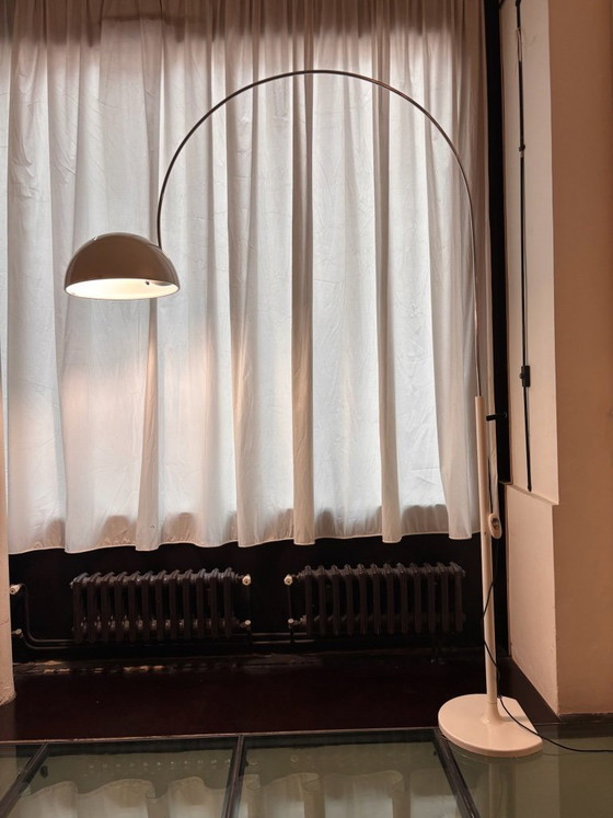 Image 1 of Lampada da terra Coupé Ad Arco Joe Colombo per Oluce, design vintage in cromo bianco