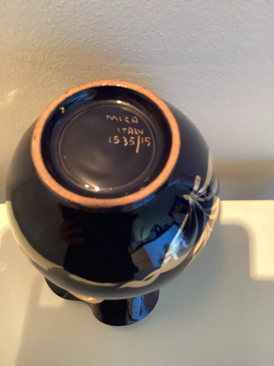 Questo bellissimo vaso blu cobalto è realizzato dal produttore italiano M.I.C.A., Vasi, Ceramica, Oro (foto 4 di 5)
