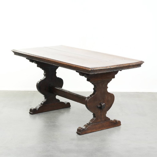 Authentic 16th-century Italian dining table made of walnut.