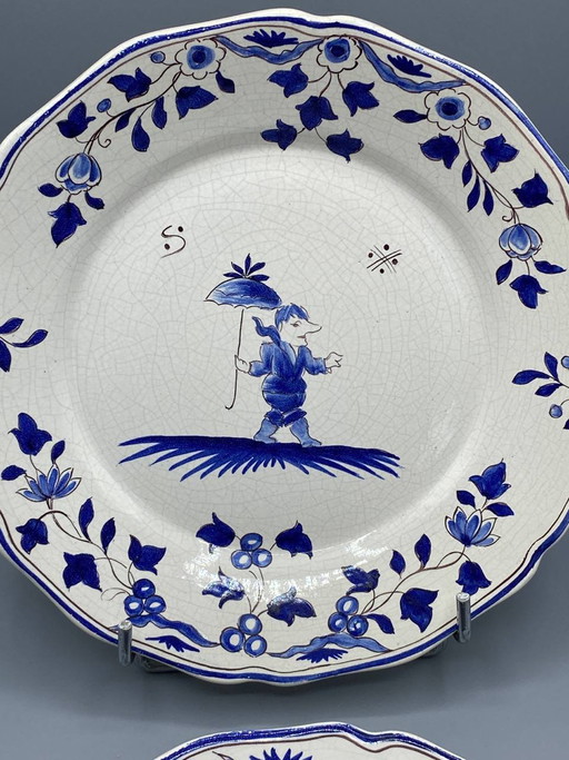 Pair of Hand-Painted French Faience Plates – Nevers-Inspired Chinoiserie Decor – decoratieve objecten (photo 2 of 7)
