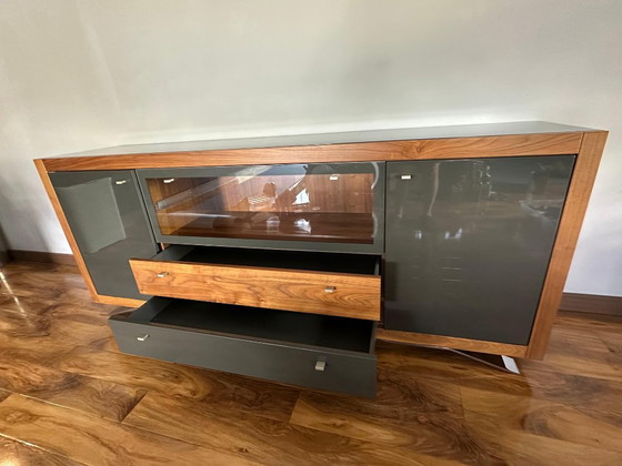 Image 1 of Hülsta Xelo Crédence en bois de noyer et verre gris