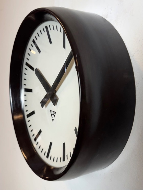 Image 1 of Reloj de pared industrial de baquelita de Pragotron, década de 1960
