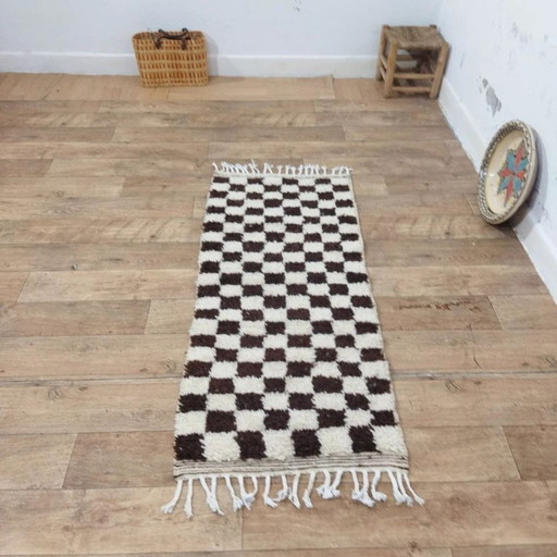 Berber wollen loper – bruin & ecru geruit patroon handgeweven (153 × 63 cm)