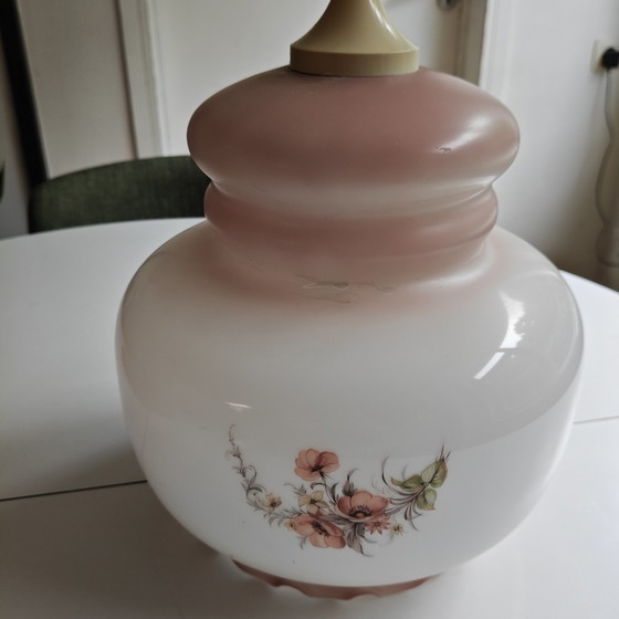 Image 1 of Lampada a sospensione vintage belga in vetro opalino con decorazioni floreali – Plafoniera in vetro rosa latte