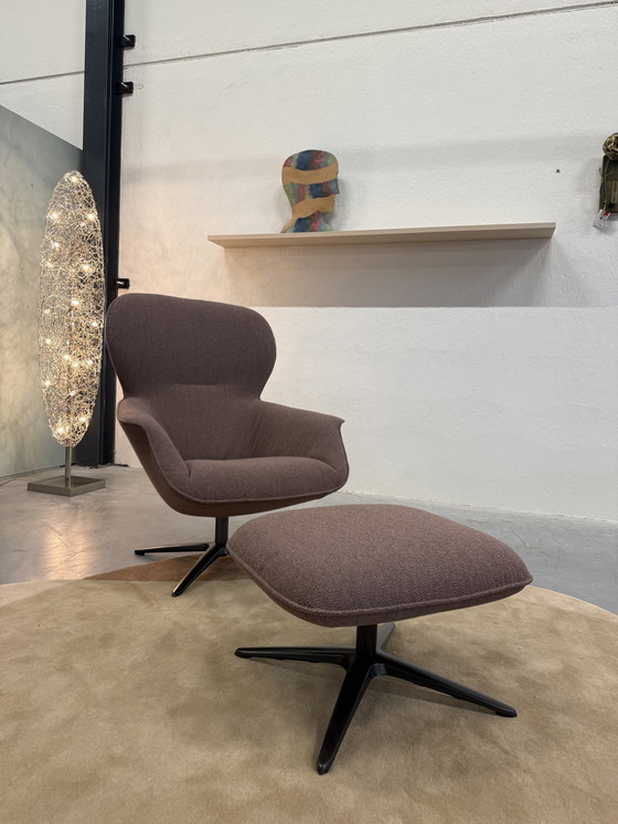 Image 1 of Poltrona girevole Pode Flare con poggiapiedi in tessuto