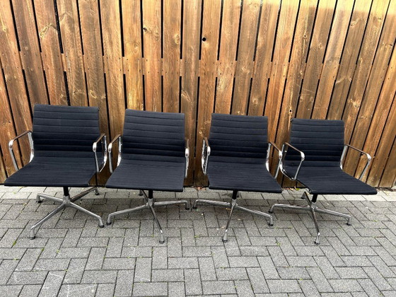 Image 1 of Silla de conferencias de diseño Vitra Eames EA108, negra, con base giratoria.