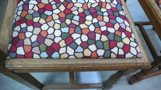 Image 1 of 6 sedie antiche in stile guglielmino in rovere naturale + nuovo tessuto di rivestimento in stile mosaico colorato