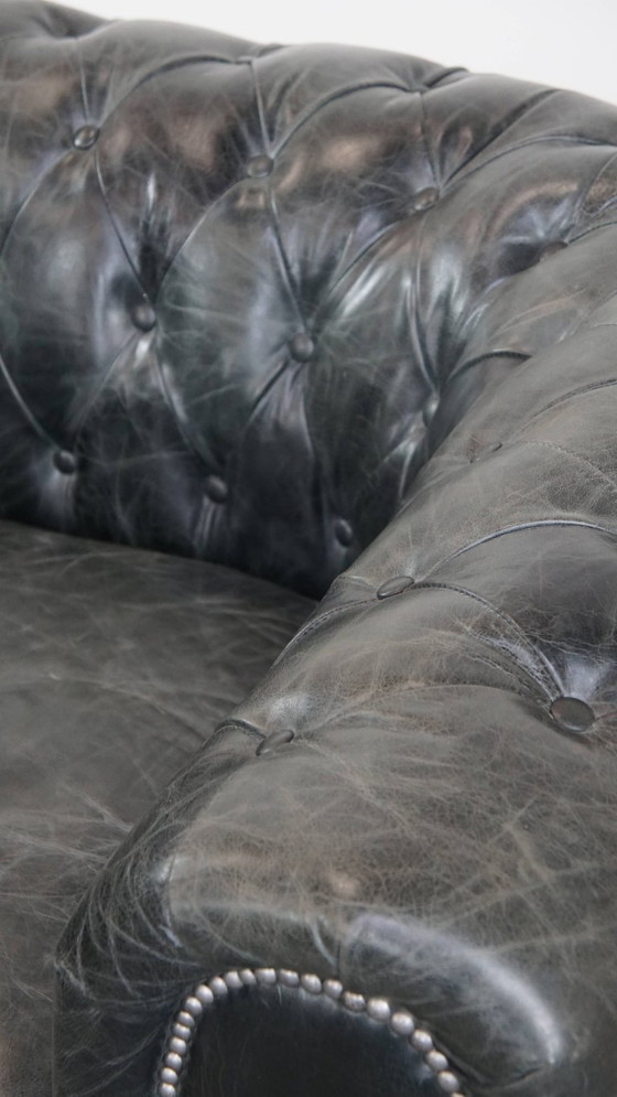 Image 1 of Ampia poltrona Chesterfield in pelle di mucca nera