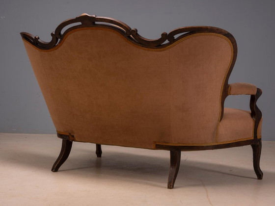 Vintage sierlijke houten sofa met gesneden decoratief frame en bruine bekleding, 165 × 145 × 109 cm – Zithoek (photo 7 of 12)