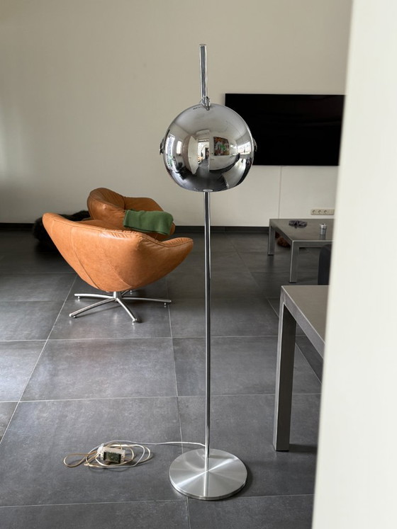 Hala Zeist - 696 - Design Space Age - Vintage - Lampada da terra con paralume cromato, base in alluminio (photo 11 of 11)