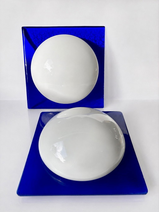 Paire de plafonniers en verre postmodernes, bleu cobalt et blanc opale – années 1980