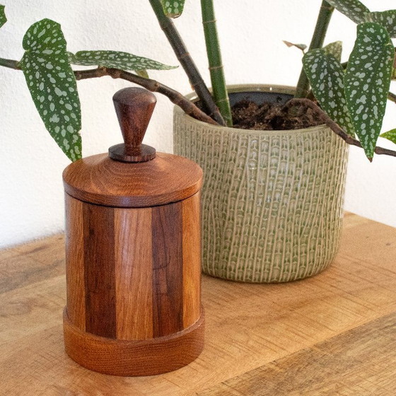 Image 1 of Pot de rangement rond en bois rayé, boîte unique