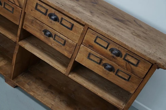 Image 1 of Mobiletto rustico da farmacia tedesco d'epoca / bancone da negozio in pino, anni '30