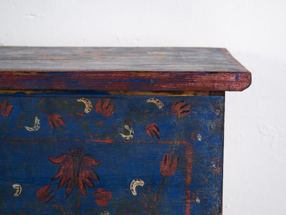 Antike marineblaue Truhe mit Blumendetails (ca. 1920) #94 – Aufbewahrungsschrank (photo 37 of 40)