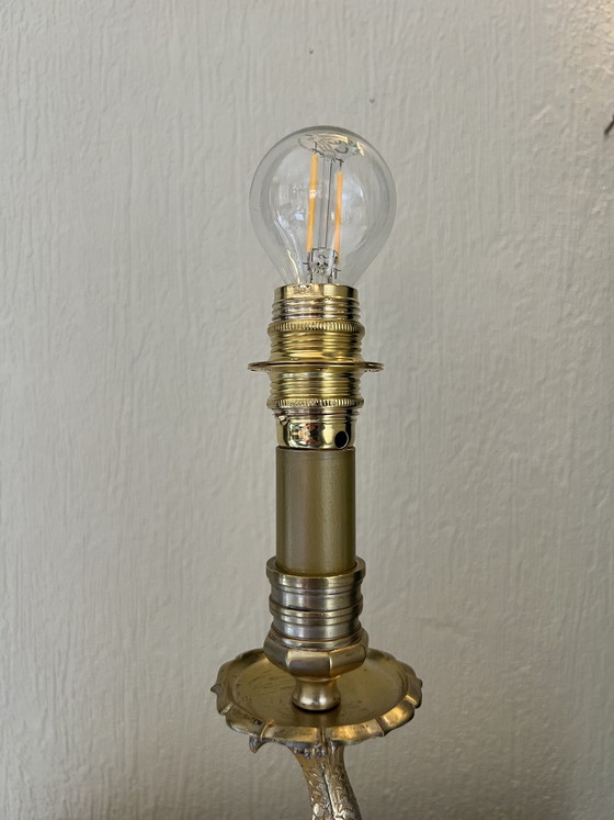 Image 1 of Lampada da tavolo a forma di delfino in bronzo e ottone in stile rococò.