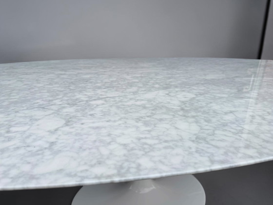 Image 1 of Originele ovale Knoll Tulip eettafel (grootste model: 244cm) Carrara marmer