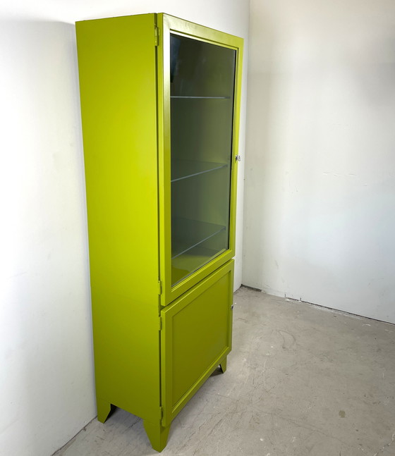 Image 1 of Vetrina da dottore vintage, verde ridisegnata