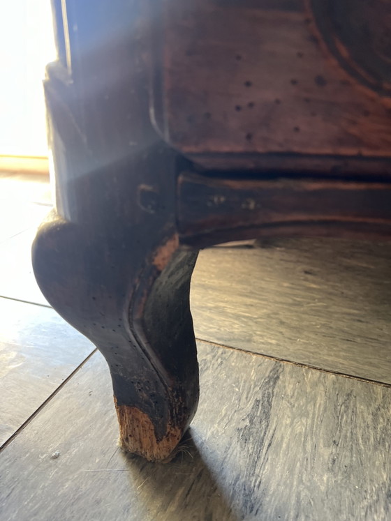 Image 1 of Antieke houten commode in Lodewijk XV-stijl met 3 laden.
