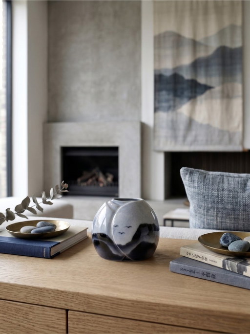 Virebent vaas van blauw verlopend porselein met landschaps- en vogeldecoratie.