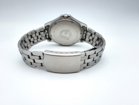 Image 1 of Reloj Lorus Titanium para hombre: ligero, resistente e impermeable.