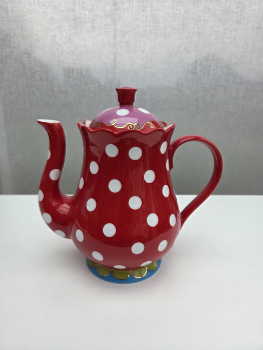 Ölig aussehende Teekanne mit Punkten