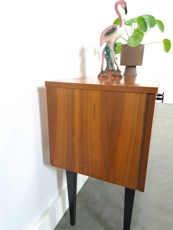 Image 1 of Klein kastje met zwarte hoge poten en 2 deuren