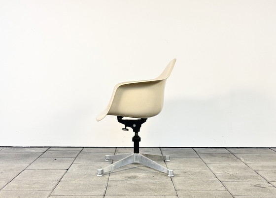 Silla Herman Miller DAT Fibra de Vidrio Herman Miller Milacron Años 60 – Sillas giratorias, Fiberglass (photo 4 of 10)
