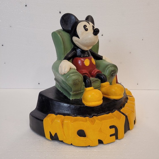 Image 1 of « Mickey Mouse dans son fauteuil de lecture », céramique, Démons &amp; Merveilles, vintage, années 90 – France