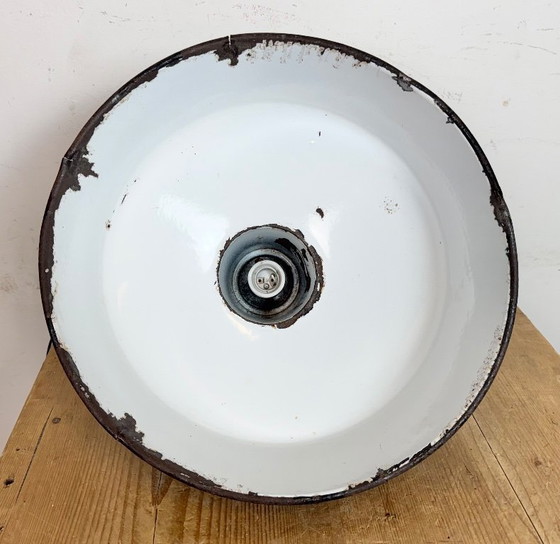 Image 1 of Industriële zwarte geëmailleerde fabriekslamp met gietijzeren bovenkant, jaren 50