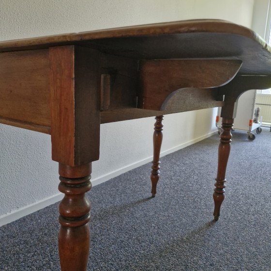 Image 1 of Table d'appoint ancienne en bois avec tiroir et plateau rabattable