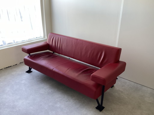 Sofa mit rotem Ledermantel.