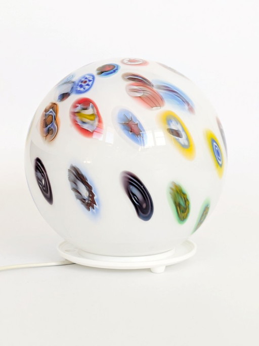 Vintage tafellamp uit de jaren 90 in millefiori-stijl met glazen bol, Italiaanse kunstglazen bol met witte voet.