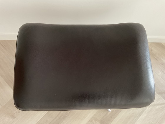 Image 1 of Repose-pieds au design moderne, en chrome et cuir