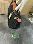 Borsa tote grande Longchamp Le Pliage in nylon e pelle, nera e marrone, con chiusura a zip e pieghevole.