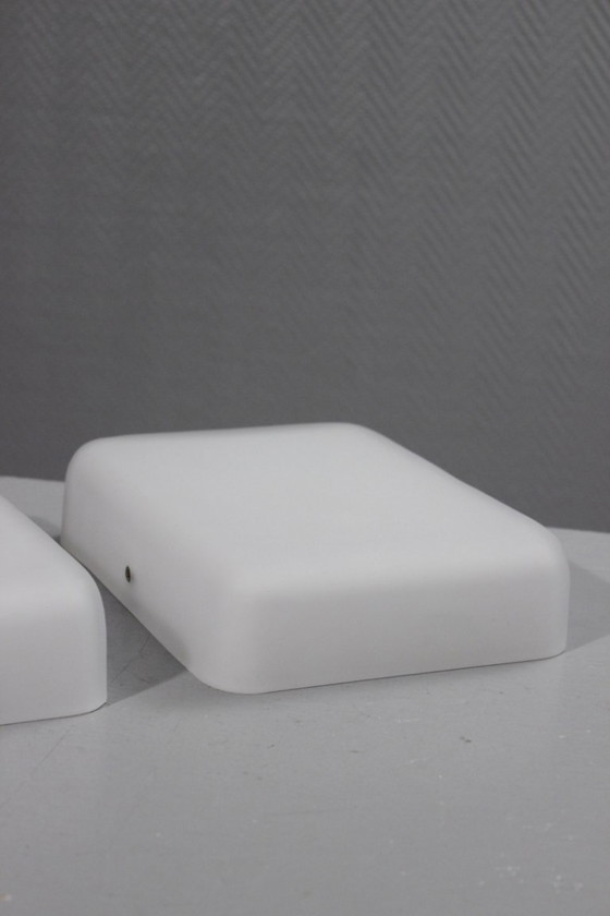 Image 1 of Een paar wandlampen van mat glas, model "IJsland", vintage Habitat, jaren 90.