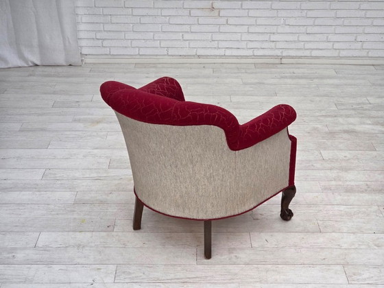 Image 1 of Deense fauteuil uit de jaren 50, bekleed met rode en lichtgrijze meubelwol en gesneden eikenhout.