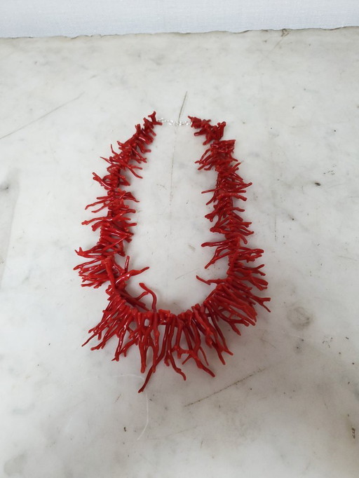Bijoux - Collier en corail rouge sang foncé et frangé. (ref4046)