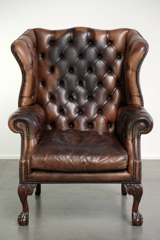 Charaktervoller alter englischer Chesterfield Ohrensessel aus Rindsleder mit schöner Patina und Details (photo 2 of 13)
