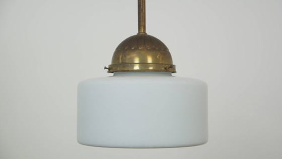 Image 1 of Suspension vintage classique en verre et laiton