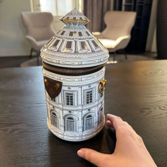 Louis Vuitton Fornasetti Cannes Architekturvase – Andere Taschen, Leinwand (photo 20 of 33)