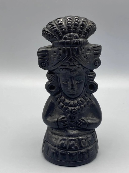 Statuetta raffigurante una dea con copricapo a ventaglio, in stile messicano. – servies