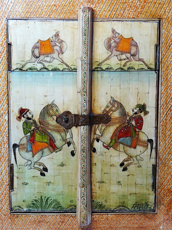 Image 1 of Espejo de ventana de Rajastán en hueso pintado a mano con decoración ecuestre, antiguo, principios del siglo XX.