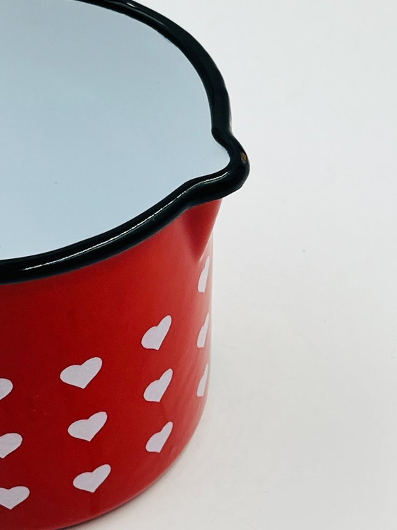 Image 1 of Jarra antigua esmaltada en rojo con corazones de tamaño gradual.